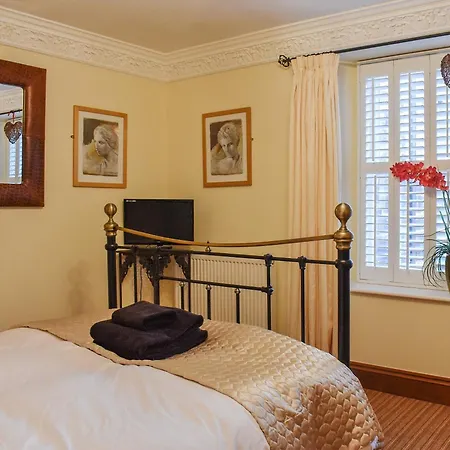 Mews Semesterbostad *